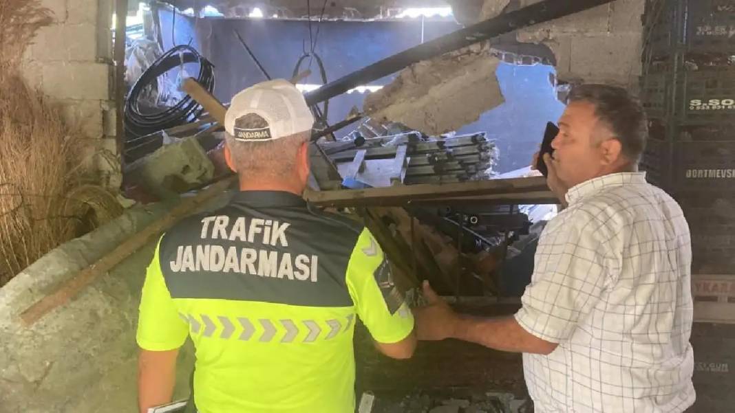 Mersin'de Kontrolden Çıkan Kamyonet Dev Depoyu Yıktı! 6